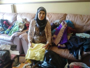 Anissa triant les vêtements pour le Maroc