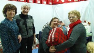 Association Croix-Entraide, Madame Marie-José Vandentorren, à gauche, la présidente et ses bénévoles, l'année dernière durant le 25ème évènement du don de colis de Noël aux plus démunis de Croix