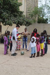 Gilsun enseignant la balle au prisonier